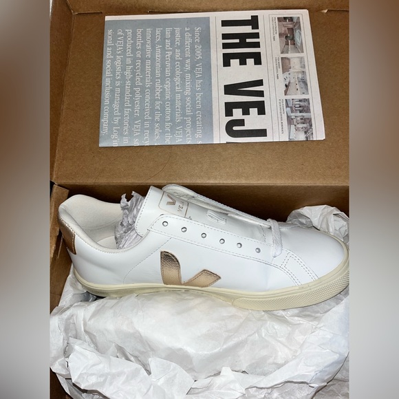 SOLD  Brand new Veja Esplar in white and gold leather. - Picture 2 of 7